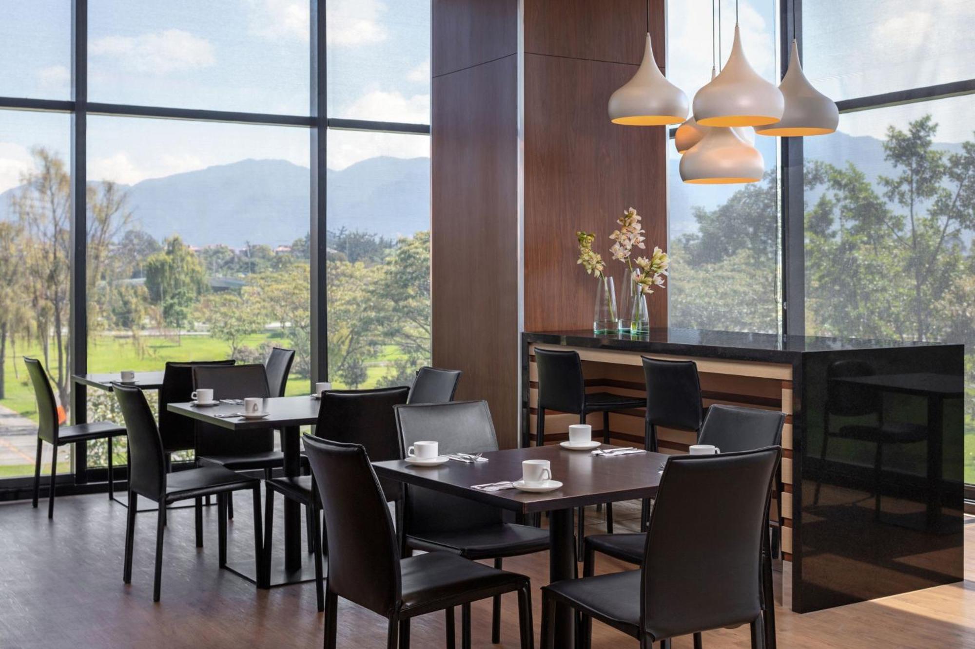 Hotel Fairfield By Marriott Bogota Embajada Zewnętrze zdjęcie